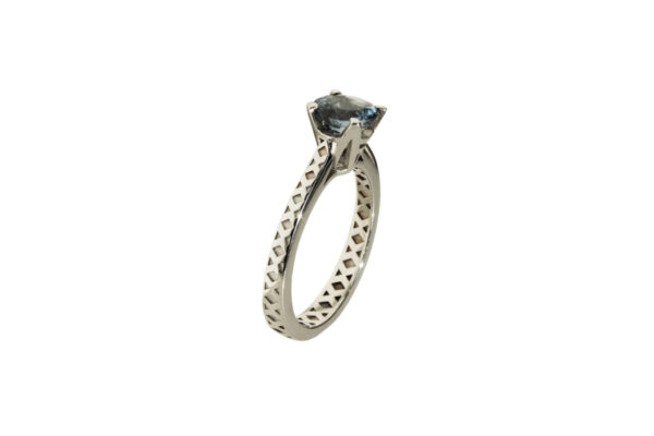 Solitaire ring 18K white gold